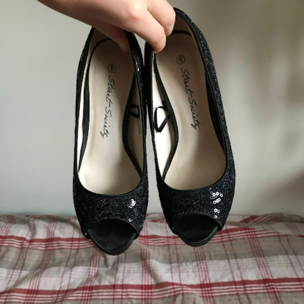 Elegant Black Peep-Toe Heels - Picture 3 of 7